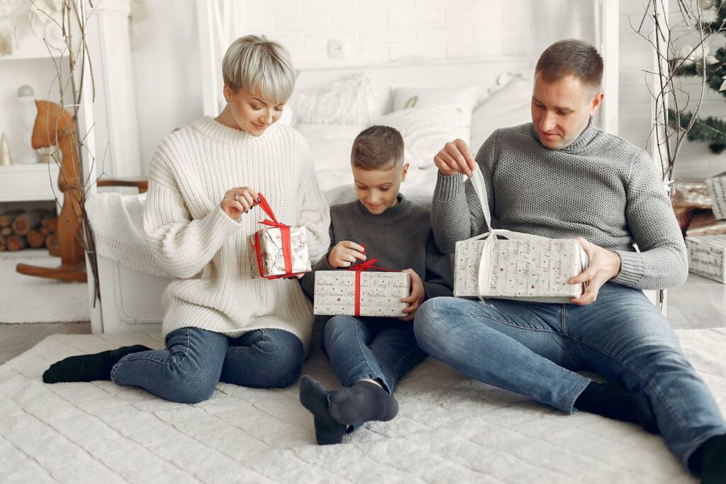 6 Inexpensive But Thoughtful Gifts That Family Members Will Treasure All Year  1